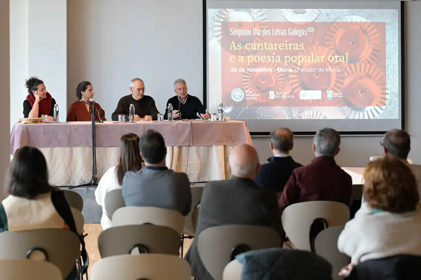 Branca Villares, á esquerda, intervén na mesa redonda sobre xénero e clase, acompañada por Xulia Feixoo, o académico Antón Santamarina e Domingo Blanco. Fonte: RAG
