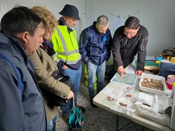 Técnicos e investigadores supervisan as sondaxes manuais realizadas nas fincas da Fundación Brandomil en Pedra do Altar.