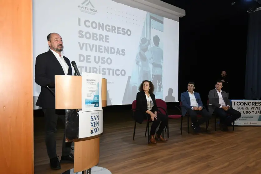 El director de Turismo de Galicia, Xosé Merelles, durante la inauguración del I Congreso sobre Viviendas de Uso Turístico en Sanxenxo, acompañado por representantes de la Asociación de Viviendas Turísticas de Galicia (AVITURGA).
