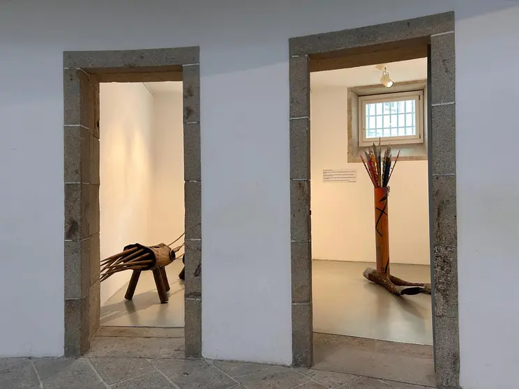 Peza escultórica de Paco Pestana exhibida nunha das salas do Vello Cárcere dentro da exposición “Paseando cariñosas alimañas”.