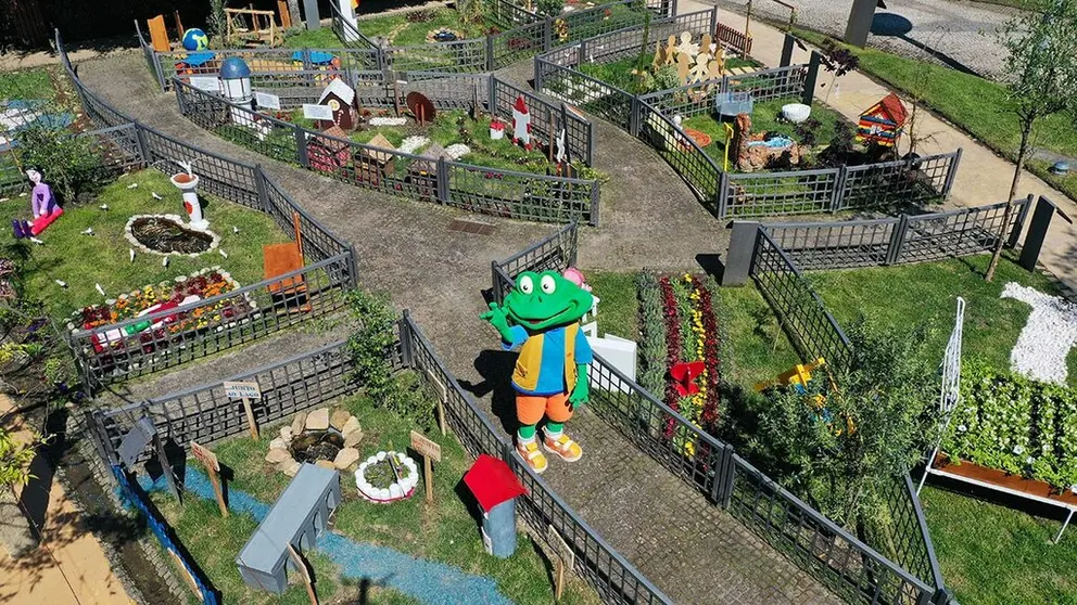 anorámica del Festival de Jardines Escolinhas, con la mascota del evento destacando entre los espacios creativos diseñados por los alumnos.