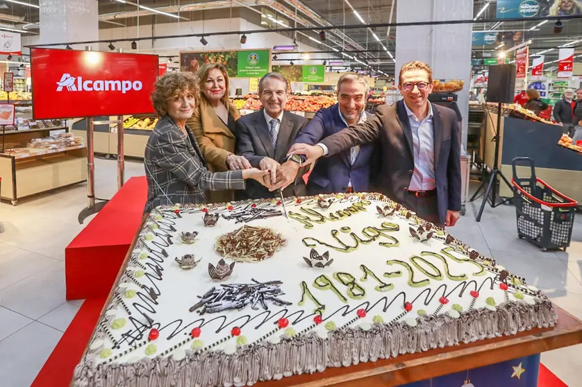 Yolanda Fernández, directora de Comunicación - Relaciones Externas y Responsabilidad Social Corporativa en Alcampo; Yolanda Aguiar, concejala de Política Social y Participación Ciudadana; Abel Caballero, alcalde de Vigo;  José Francisco Pomares, director del hipermercado de Alcampo de Coia, y  Jesús López, director de Ventas de Alcampo.