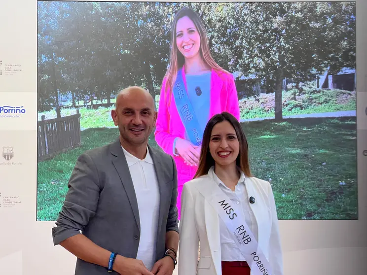 Beatriz Quintela recibe el apoyo institucional del alcalde de O Porriño, Alejandro Lorenzo, antes de participar en el certamen RNB España.