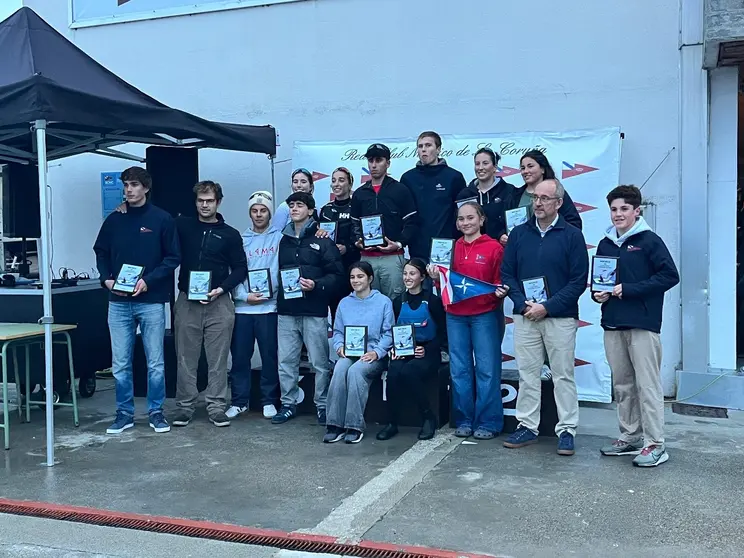 Los regatistas galardonados posan junto a sus trofeos al término del Trofeo Grillete organizado por el Real Club Náutico de La Coruña.