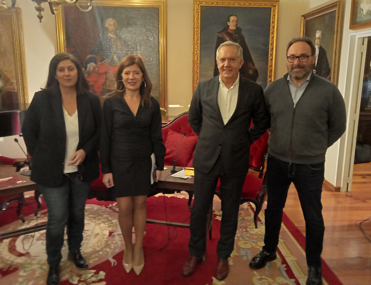 Los ponentes de la mesa debate sobre el tejido empresarial de Santiago, celebrada en la Real Sociedad Económica de Amigos del País, antes del inicio del encuentro.