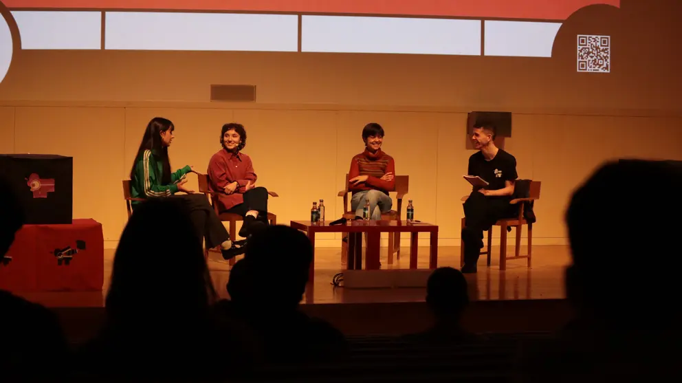 Mesa de diálogo no Facom Fest, na que estudantes e creadoras compartiron procesos, referentes e reflexións arredor da creación audiovisual.