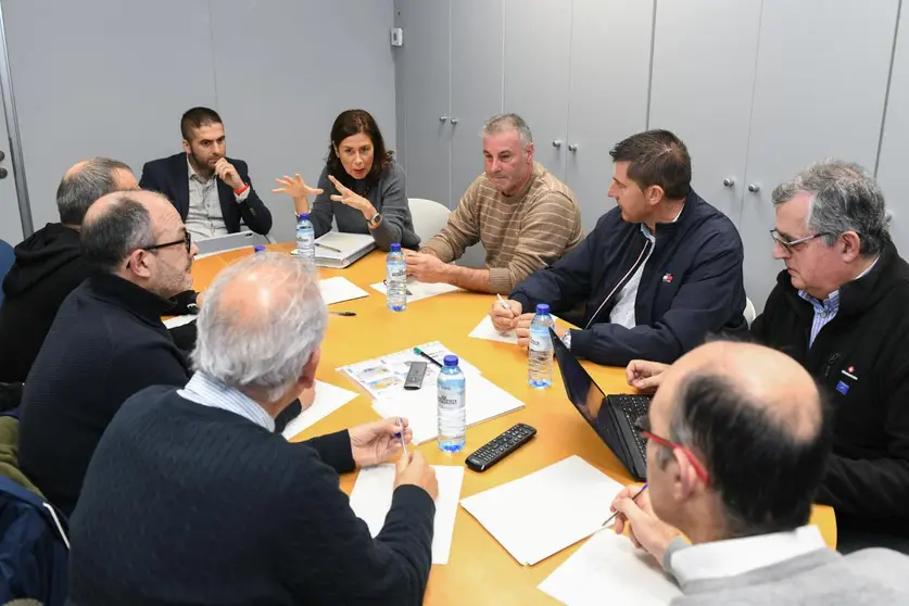Representantes de la Xunta y de los ayuntamientos implicados analizan los avances de la candidatura para la octava reserva de biosfera de Galicia durante la reunión celebrada.