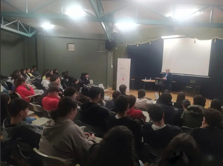 Alberto Barciela durante su clase en el IES Eduardo Pondal de Ponteceso, un encuentro fecundo con el futuro a orillas del Atlántico.