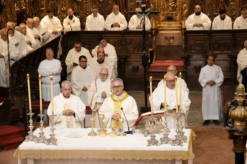El obispo Antonio Valín, acompañado por sacerdotes de la diócesis, durante la celebración del Jubileo del Clero en la catedral de Tui.