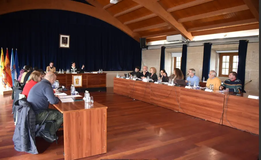 Vista panorámica do salón de plenos de Mos durante a sesión na que se aprobou o orzamento municipal de 2026.