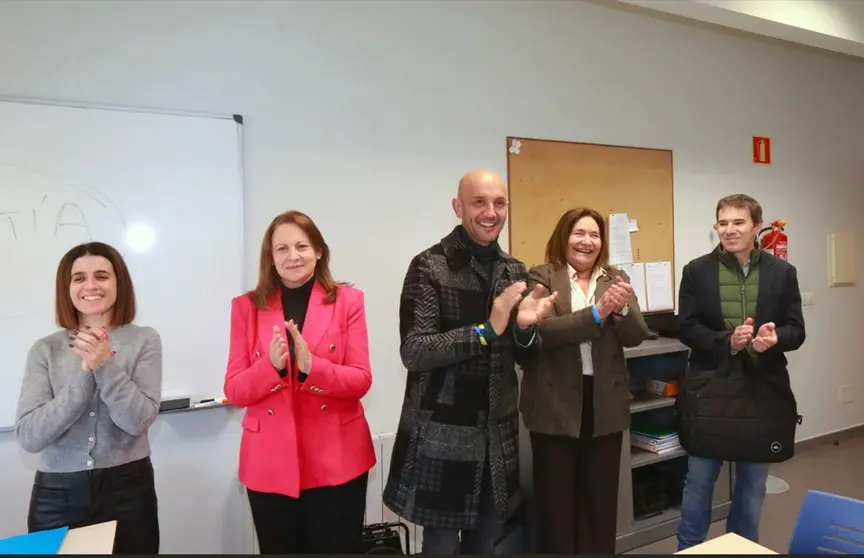 El alcalde de O Porriño, junto a representantes de la Xunta y del Concello, aplaude al inicio del nuevo curso de Atención Sociosanitaria.