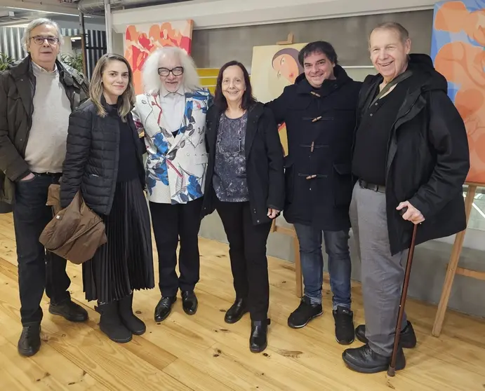 El maestro-pintor Orlando Pompeu (tercero por la izquierda), acompañado por amigos y admiradores durante la inauguración de la exposición “Cánticos de Natalidad”, en la Loja Urban Project, en Braga.