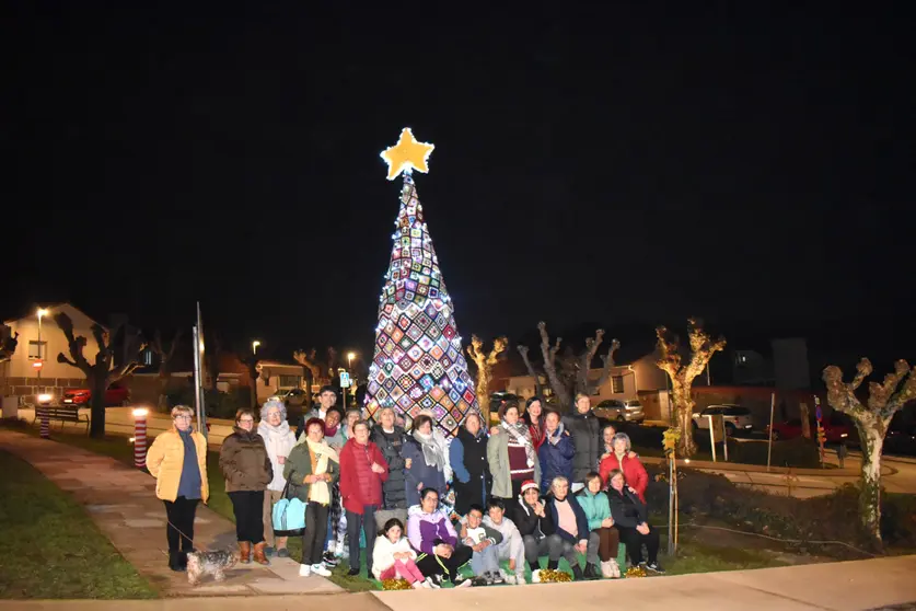 As creadoras da árbore de Nadal de gancho xunto á súa obra artesanal, un proxecto comunitario que enche San Rafael e o concello de Mos de creatividade e espírito festivo.
