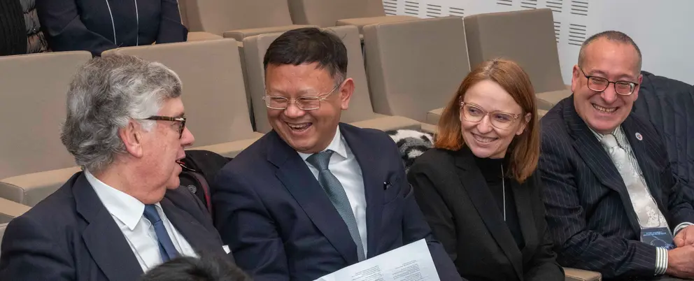 Representantes institucionales y académicos conversan antes del inicio del Foro, entre ellos Xun Qu, ministro consejero de la Embajada de China en España; Antonio López, rector de la USC; y Carmen Cotelo, directora de la Axencia Galega de Innovación.