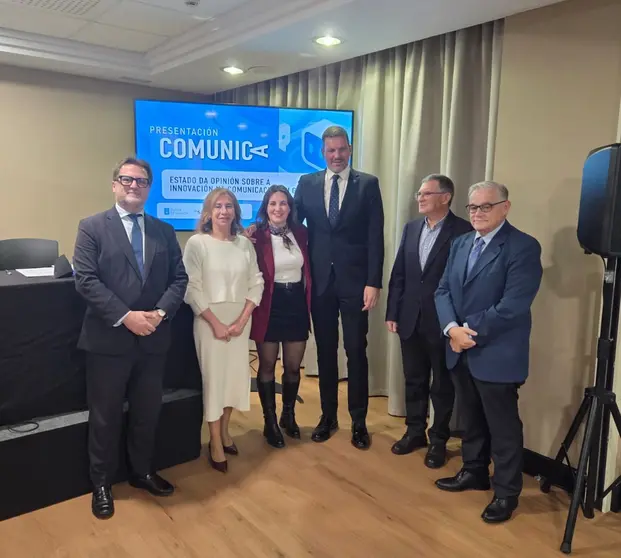 Representantes institucionales, académicos y de la Asociación de Periodistas de Galicia tras la presentación del informe “O estado da innovación na comunicación en Galicia”, incluido en el nuevo número de la revista “Comunica”.