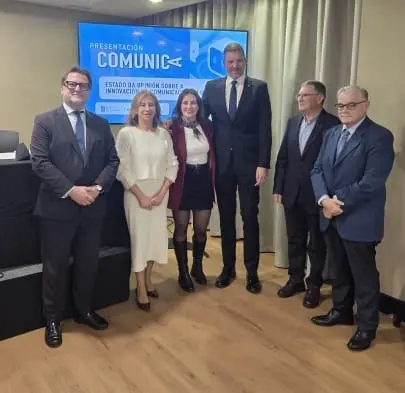 Alberto Barciela con el conselleiro de Cultura, la presidenta de la APG, el profesor Campos y otros directivos.