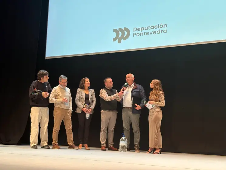Representantes vecinales y provinciales participan en el acto de presentación de los planes +AQUA, +NOVAQUA y Provincia Comunitaria impulsados por la Deputación de Pontevedra.