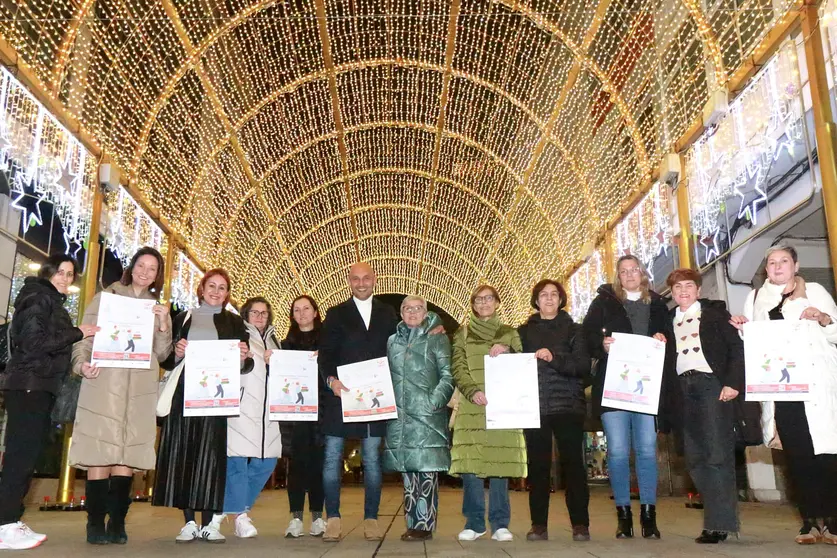 O alcalde Alejandro Lorenzo e integrantes de Acipor posan cos carteis da campaña de Nadal que impulsa o comercio local do Porriño.