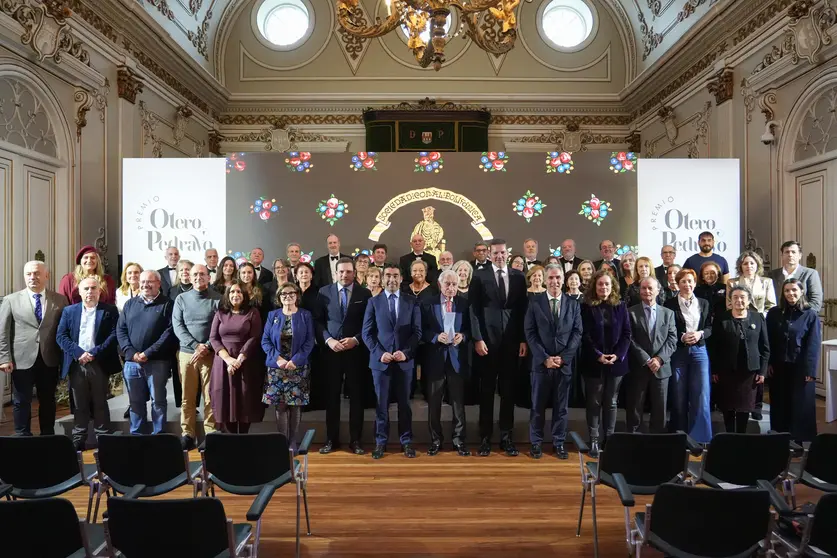 Foto de familia de la ceremonia de entrega del Premio Otero Pedrayo 2025, celebrada en el Salón de Plenos del Pazo provincial de Pontevedra.