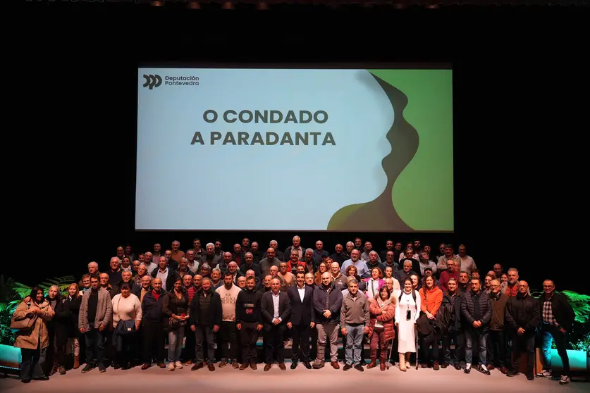 Foto de familia de los colectivos del Condado y A Paradanta beneficiados por las ayudas de Acción Comunitaria de la Deputación de Pontevedra.