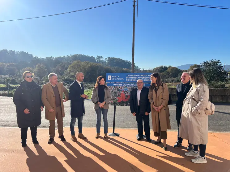 La conselleira de Vivenda e Planificación de Infraestruturas, María Martínez Allegue, junto al alcalde de O Porriño, Alejandro Lorenzo, y representantes de la Xunta y del Concello, durante el anuncio de la licitación del proyecto para la construcción de 300 nuevas viviendas en la rúa Fernández Areal.