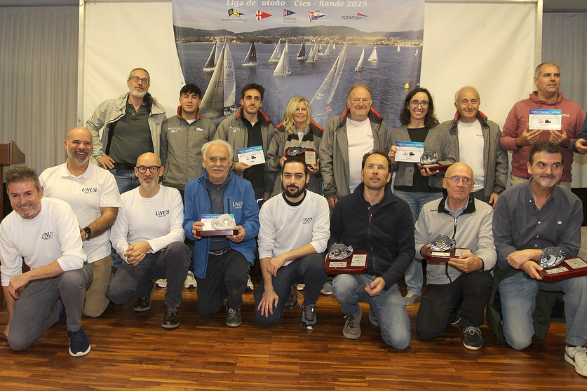 Foto de familia de los vencedores de la Liga de Oto&ntilde;o C&iacute;es&ndash;Rande 2025, tras la entrega de premios celebrada en el Liceo Mar&iacute;timo de Bouzas, con representantes de las distintas categor&iacute;as y clubes participantes.