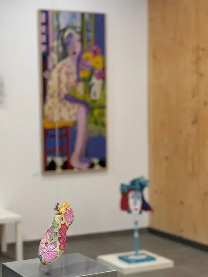 Una de las obras de la exposici&oacute;n &ldquo;Alfombras de Andante&acute;s&rdquo;, en la que la horma de zapato se transforma en pieza art&iacute;stica inspirada en la tradici&oacute;n de las alfombras florales del Corpus Christi de Ponteareas.