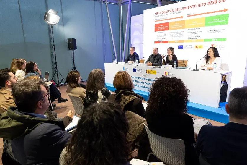 Participantes en las jornadas de seguimiento de los fondos Next Generation organizadas por Turismo de Galicia en Santiago de Compostela, en las que se analizaron los avances de los Planes de Sostenibilidad Tur&iacute;stica en Destino.