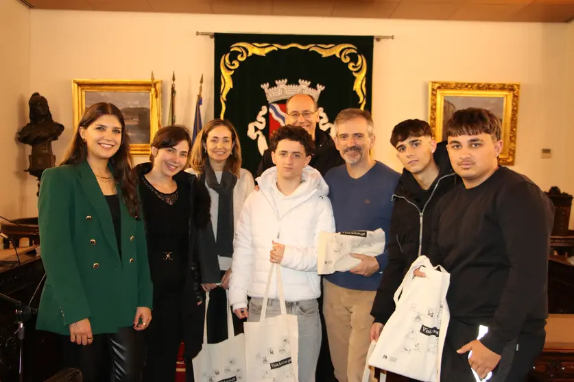 Alunos e professores do Instituto Enrique Tierno Galv&aacute;n, de Val&ecirc;ncia, durante a rece&ccedil;&atilde;o nos Pa&ccedil;os do Concelho de Arcos de Valdevez, no &acirc;mbito do interc&acirc;mbio Erasmus+, acompanhados por representantes do Munic&iacute;pio.