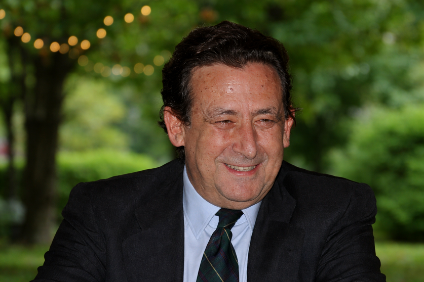 Retrato del escritor durante un acto p&uacute;blico.