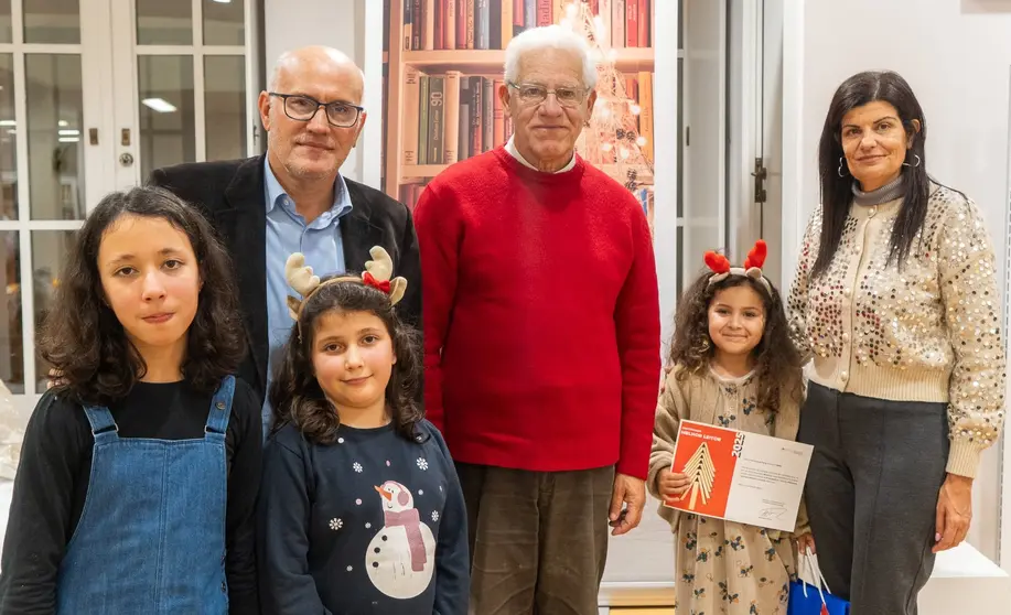 Entrega de la distinci&oacute;n de Mejor Lector en la categor&iacute;a infantil durante el Natal dos Leitores, con la presencia de representantes municipales y familiares, en un acto que puso en valor el h&aacute;bito lector entre los m&aacute;s j&oacute;venes.