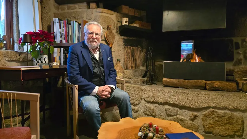 Miguel Santalices, presidente del Parlamento de Galicia, durante su visita al restaurante PIMM&rsquo;S de Ponte de Lima, junto a la chimenea que define el car&aacute;cter acogedor y tradicional del establecimiento.