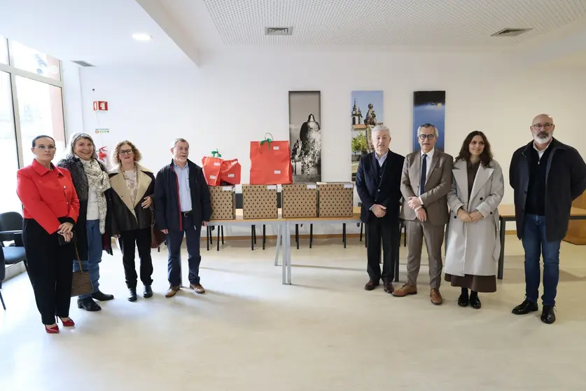Representantes da Santa Casa da Miseric&oacute;rdia, da C&acirc;mara Municipal e da C&aacute;ritas de Arcos de Valdevez, juntamente com volunt&aacute;rios, durante a iniciativa de distribui&ccedil;&atilde;o de cabazes alimentares a fam&iacute;lias em situa&ccedil;&atilde;o de maior vulnerabilidade social.
