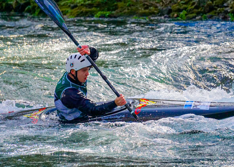 Pedro Martins (DKC de Viana) em a&ccedil;&atilde;o no Campeonato Regional de Slalom da Galiza, na prova de K1 s&eacute;nior. TEIXUGOS.