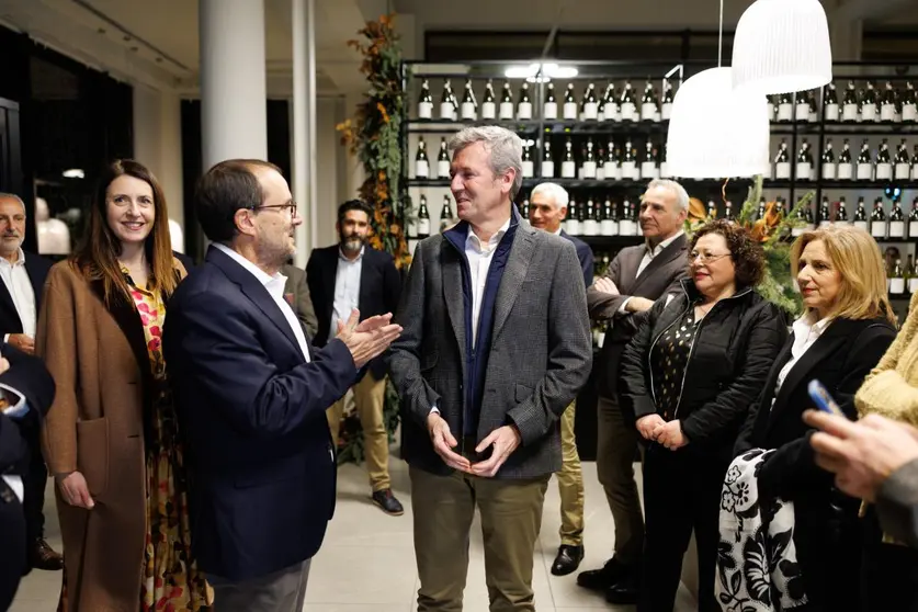 El presidente de la Xunta, Alfonso Rueda, durante el acto de celebraci&oacute;n del 40 aniversario de las bodegas Mart&iacute;n C&oacute;dax, acompa&ntilde;ado por la conselleira do Medio Rural, Mar&iacute;a Jos&eacute; G&oacute;mez.