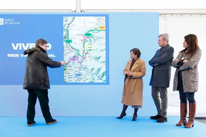 El presidente de la Xunta, Alfonso Rueda, y la conselleira Mar&iacute;a Mart&iacute;nez Allegue, durante la presentaci&oacute;n de la propuesta para la variante este de Viveiro.