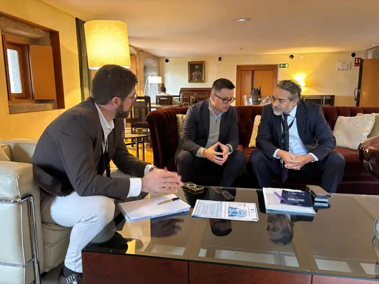 El conselleiro de Emprego, Comercio e Emigraci&oacute;n, Jos&eacute; Gonz&aacute;lez, junto al secretario xeral Pablo Fern&aacute;ndez, durante la reuni&oacute;n con el representante de la OCDE, Nadim Ahmad, en el marco del congreso Ultreia Galicia celebrado en Nogueira de Ramu&iacute;n (Ourense).