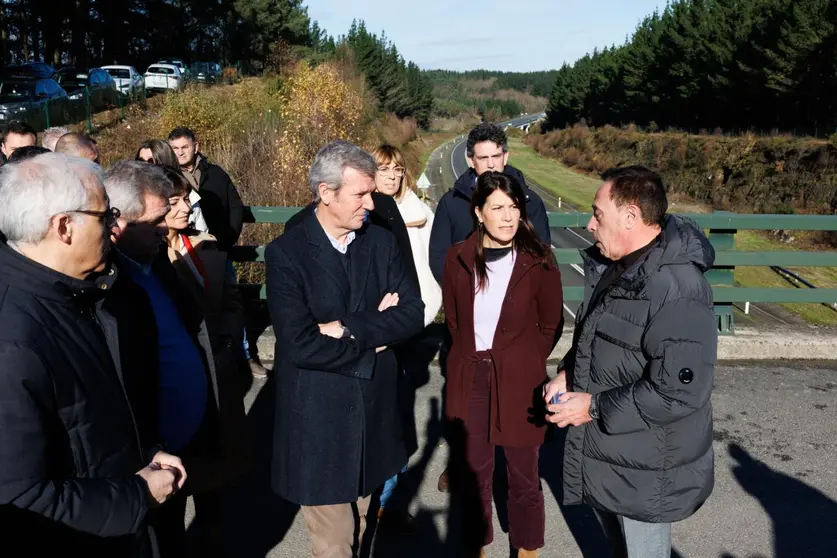 El presidente de la Xunta, Alfonso Rueda, y la conselleira de Vivenda e Planificaci&oacute;n de Infraestruturas, Mar&iacute;a Mart&iacute;nez Allegue, durante una visita al corredor Nadela&ndash;A Pobra de San Xiao, cuyo desdoblamiento permitir&aacute; completar la autov&iacute;a AG-22 entre Lugo y Sarria.