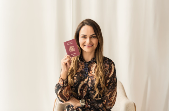 Camila Bruckschen, especialista en inmigraci&oacute;n y directora de CB Asesor&iacute;a, muestra un pasaporte espa&ntilde;ol tras completar el proceso de nacionalidad.