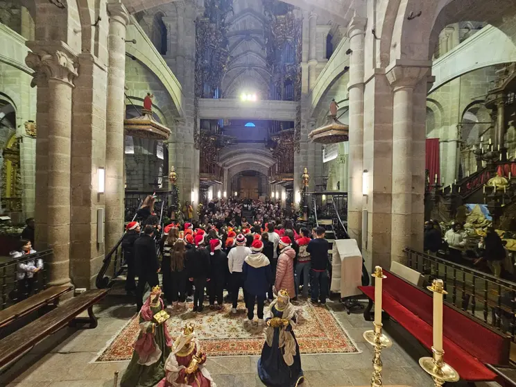 Los coros infantiles participantes llenan de villancicos la Catedral de Tui durante el Concurso de Panxoli&ntilde;as, una de las citas navide&ntilde;as m&aacute;s tradicionales de la ciudad.