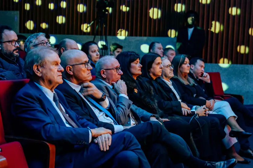 Autoridades e convidados assistem &agrave; 15.&ordf; Gala do Desporto de Esposende, realizada no Audit&oacute;rio Municipal, numa cerim&oacute;nia de reconhecimento do m&eacute;rito desportivo da &eacute;poca 2024/2025.