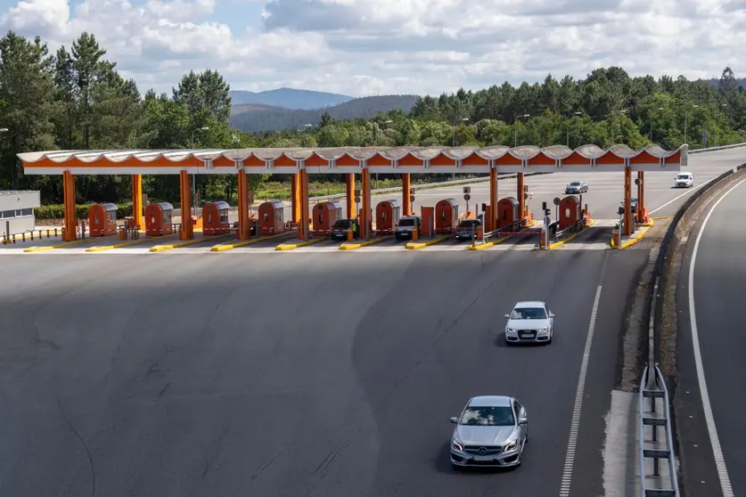 Imagen de un peaje en una autopista gallega. La Xunta renovar&aacute; el convenio con Autopistas de Galicia para congelar en 2026 las tarifas de la AG-55 y la AG-57 y mantener las bonificaciones vigentes para los usuarios habituales.