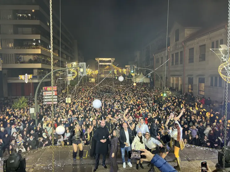 Miles de personas llenan la calle Domingo Bueno durante el Pre-fin de A&ntilde;o de O Porri&ntilde;o, en una imagen tomada desde el escenario que refleja la magnitud y el ambiente festivo de una noche hist&oacute;rica.
