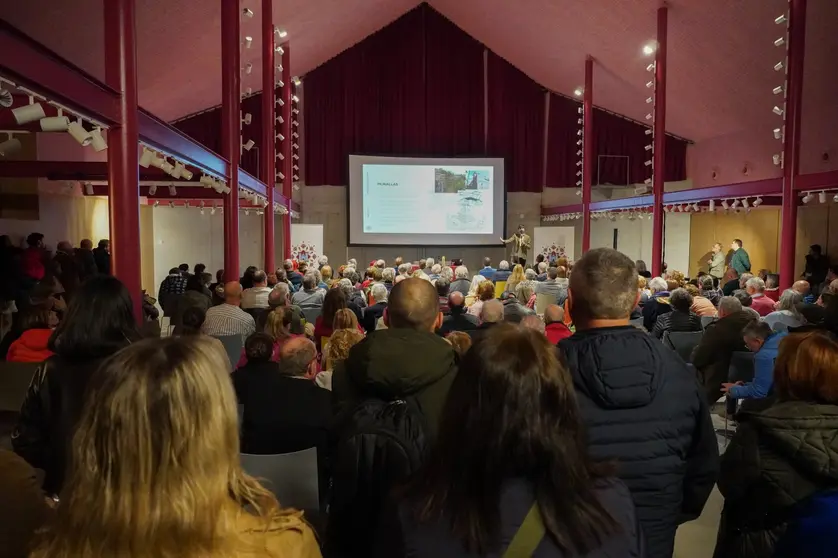 El nuevo Espazo Sociocultural de la calle Camilo Jos&eacute; Cela, lleno durante una conferencia, uno de los muchos eventos que han consolidado este recinto como nuevo motor cultural de Tui.