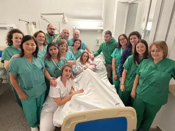 El equipo sanitario del CHUO de Ourense posa con Coral Conde Cid y su madre tras el nacimiento de la primera beb&eacute; de Galicia en 2026, registrada a las 00.00 horas.