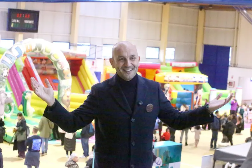 Alejandro Lorenzo durante la inauguraci&oacute;n del Porri&ntilde;o Peque Fest, que convierte el Pavill&oacute;n Municipal dos Deportes en un gran espacio de ocio infantil con hinchables, juegos y animaci&oacute;n.