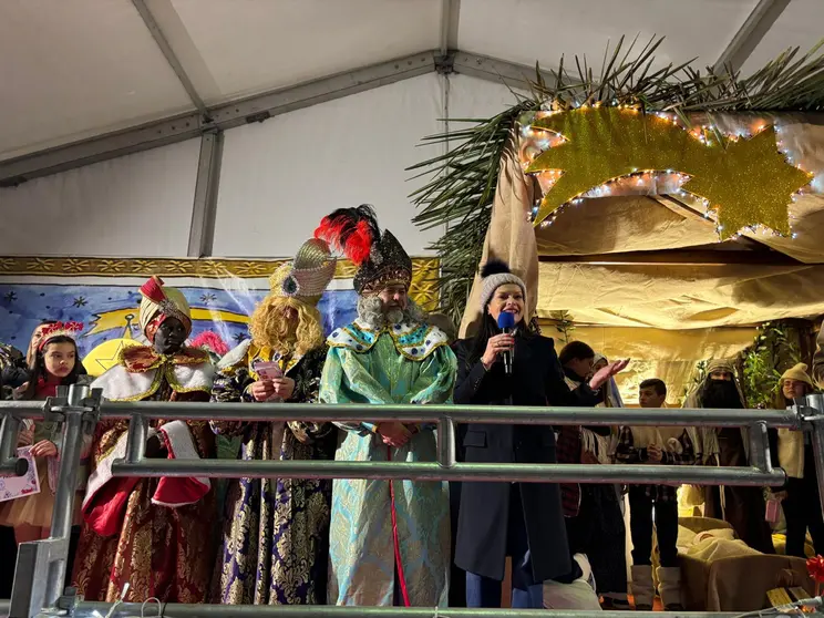 Ambiente festivo y calles llenas en Mos durante la Cabalgata de Reyes, una de las m&aacute;s participativas de su historia, con el desfile de carrozas y reparto de caramelos sin gluten.