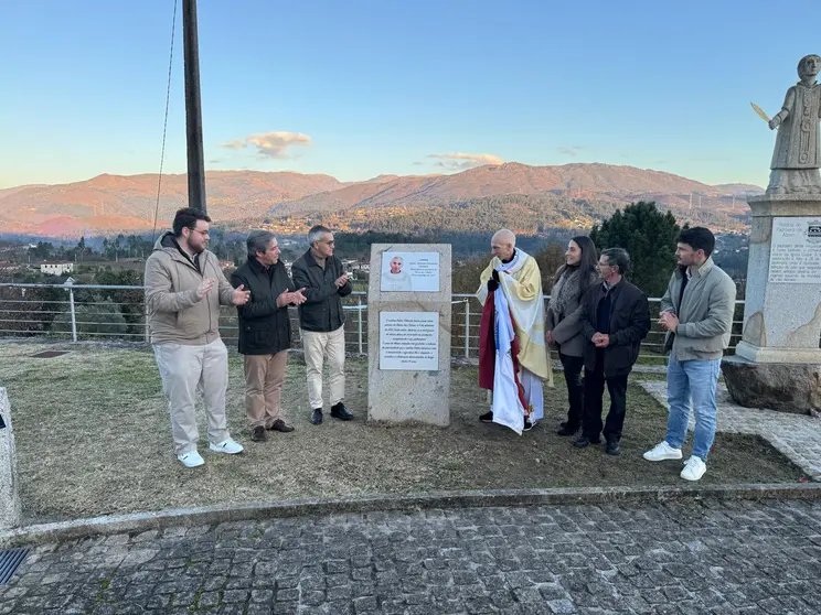Oleg&aacute;rio Gon&ccedil;alves e Jo&atilde;o Esteves marcaram presen&ccedil;a na cerim&oacute;nia de atribui&ccedil;&atilde;o do nome do Padre Orlando ao largo da Igreja, num gesto de reconhecimento p&uacute;blico pela sua dedica&ccedil;&atilde;o &agrave; comunidade.
