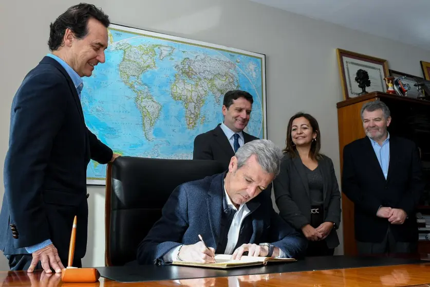 Alfonso Rueda firma en el libro de honor durante su visita institucional a Jealsa, en un acto en el que la Xunta destac&oacute; la pr&oacute;rroga que garantiza la permanencia de la conservera en Boiro hasta 2067.