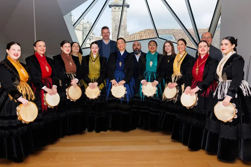 O conselleiro Jos&eacute; L&oacute;pez Campos, xunto a representantes de colectivos de m&uacute;sica e baile tradicionais, no acto conmemorativo pola declaraci&oacute;n como BIC celebrado no Museo das Peregrinaci&oacute;ns e de Santiago.